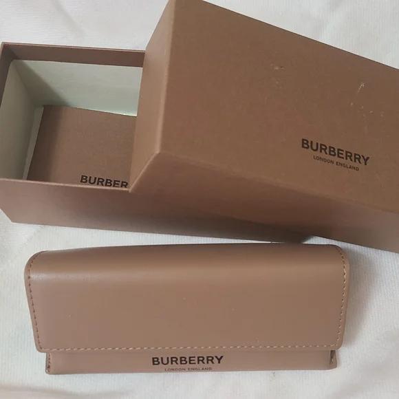 ☆☆GIFTED☆☆ Burberry aviator sunglasses with case. - Picture 9 of 13